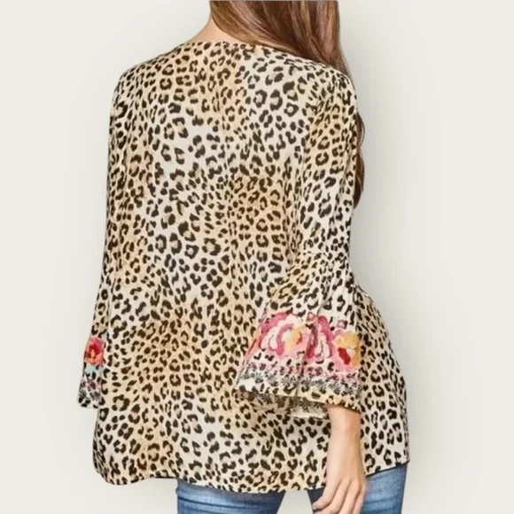 Savanna Jane Floral Embroidered Leopard Print Bell Sleeve Blouse Size Medium - Picture 2 of 15